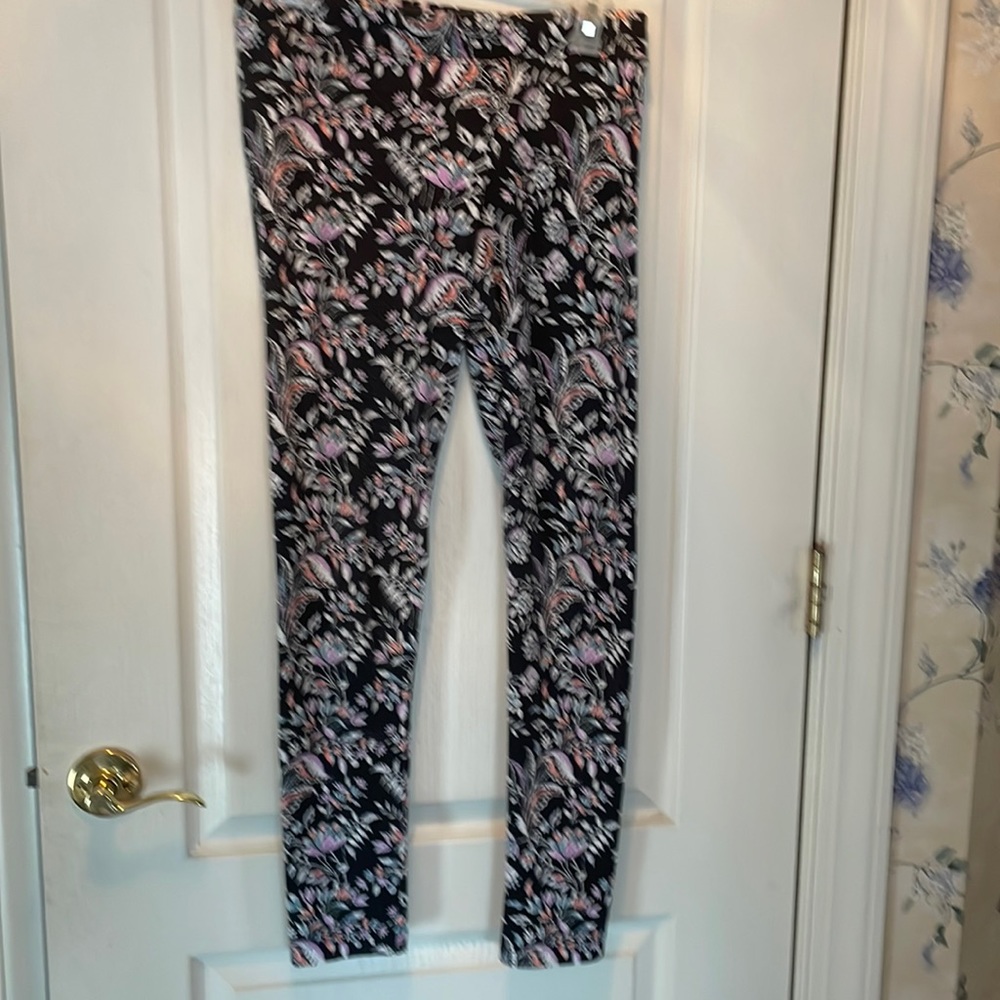 Really nice flowered jeggins/exercise/yoga pants. Like new. Great condition.